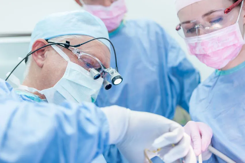 Zahnarzt Dr. Jörg Torsten Hilger und sein Team der Löwenzahnärzte Braunschweig führen eine Wurzelkanalbehandlung durch