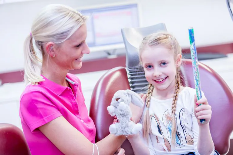 Ein Mädchen erhält Zahnarzt Leistungen in Braunschweig